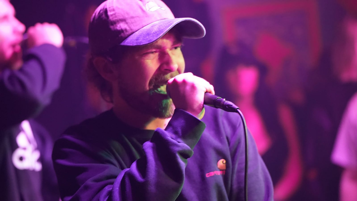 drachmann plus support arrogant david atlander med flere paa tapperiet kultur koege