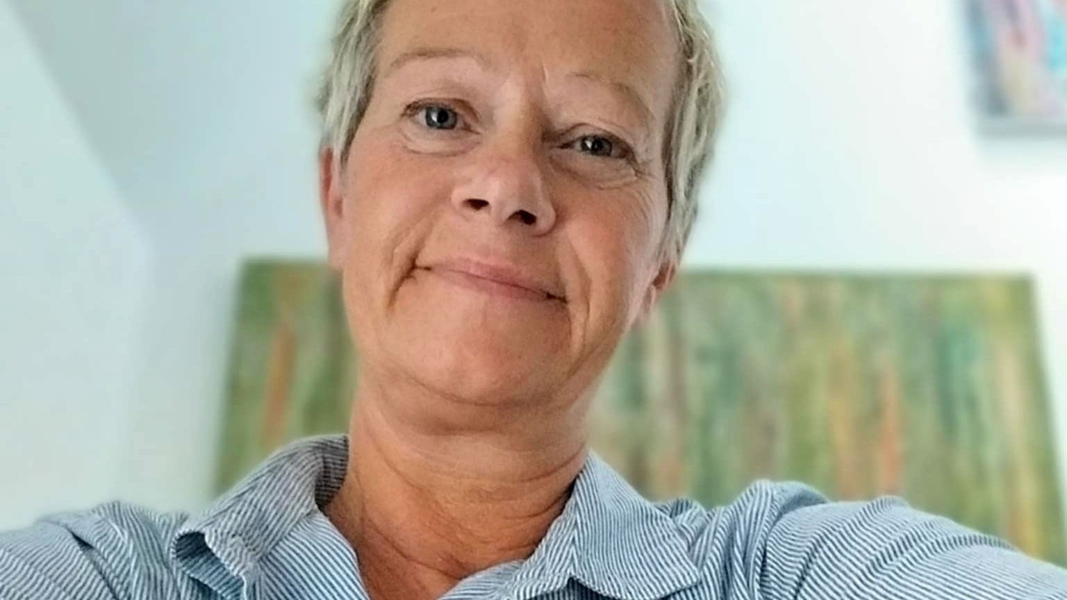 farver paa laerred og lidt paa gulvet nina fuglsang mikkelsen udstiller i Hugos gaard kultur koege