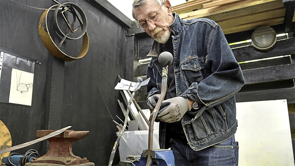 indvielse af ny skulptur lavet af jens benfeldt markerer bibliotekets arbejde med fn s verdensmaal kulturnyt paa kultur koege