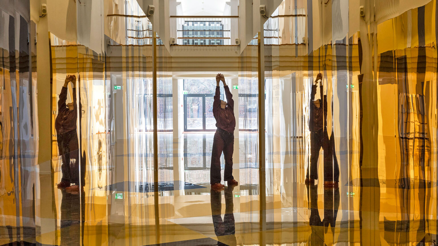 maria hassabi forwards performance opfoert af skiftende dansere i spejlinstallationen paa maps hver loerdag kultur koege