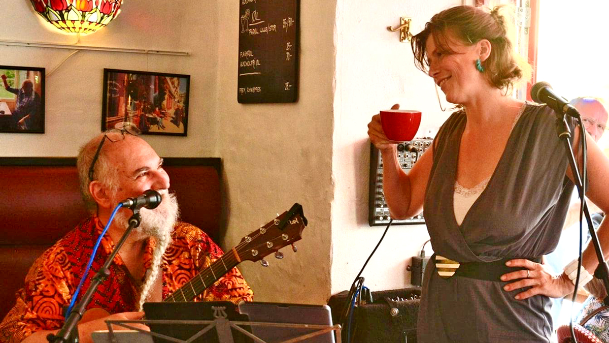 noura lindholm duo spiller live i hugos kaelder kultur koege