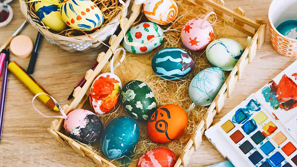 paaskevaerksted med lotte og laila paa herfoelge bibliotek kultur koege