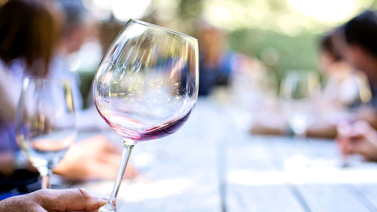 sip and select summer edition fredagsvin med dj paa comwell koege strand