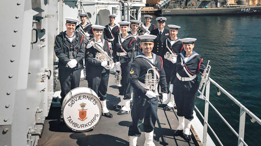 soevaernets tambourkorps spiller koncert i oelby kirkes gaard kultur koege