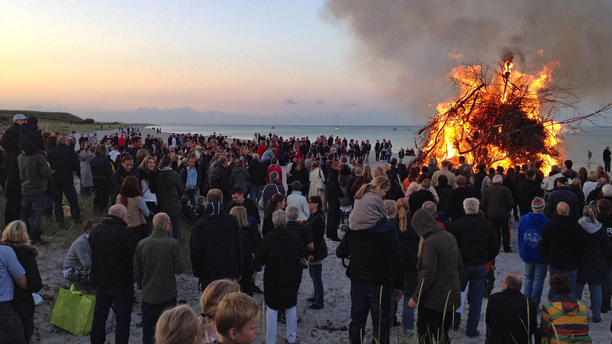 stor sankthansfest ved vandet koege marina