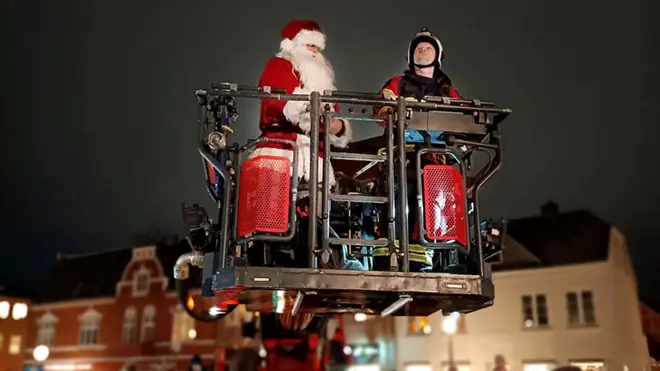 koeges juletrae taendes af selveste julemanden 660x372px